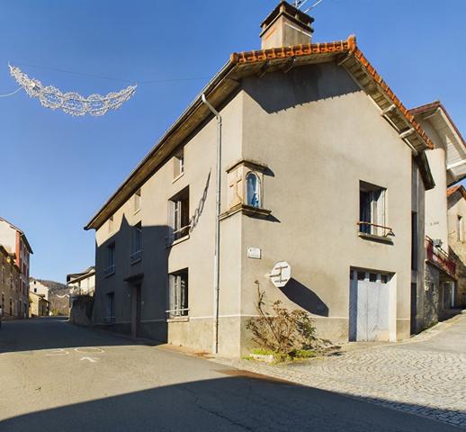 A Boisset, 30 min d'Aurillac, 20 minutes de Maurs, à vendre Maison de village de 5 pièces à rénover.