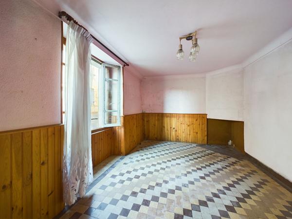 A Boisset, 30 min d'Aurillac, 20 minutes de Maurs, à vendre Maison de village de 5 pièces à rénover.
