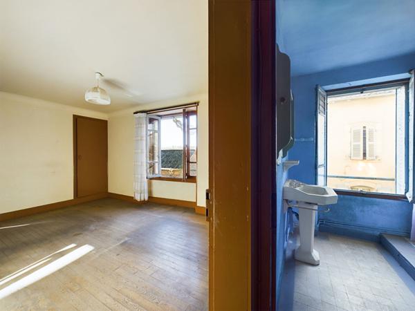 A Boisset, 30 min d'Aurillac, 20 minutes de Maurs, à vendre Maison de village de 5 pièces à rénover.