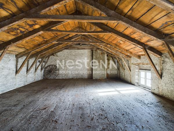 A Boisset, 30 min d'Aurillac, 20 minutes de Maurs, à vendre Maison de village de 5 pièces à rénover.