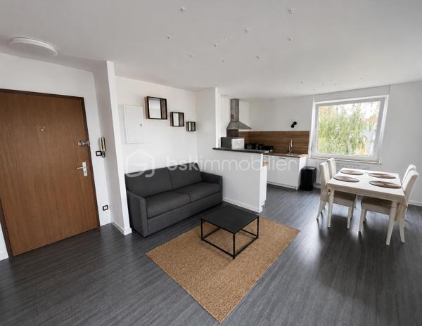 ✨ EXCLUSIVITÉ – SARREGUEMINES ✨

Venez découvrir, rue du Champ de Mars à Sarreguemines, cet agréable appartement F2 de 41,5 m², rénové en 2023.
Idéalement situé à proximité du centre-ville, il offre un cadre de vie pratique et confortable, aussi bien pour une résidence principale que pour un investissement locatif.

🏠 Caractéristiques principales :
Situé au 2ᵉ étage sans ascenseur d’une copropriété construite en 1988, il se compose de :
• Une pièce de vie lumineuse de 26,3 m² avec cuisine équipée ouverte
• Une chambre de 10,6 m²
• Une salle d’eau avec douche et WC
• Un Garage privatif de 14,3 m²
• Une Cave de 4,5 m²

🔥 Confort énergétique :
• Fenêtres PVC double vitrage récentes
• Radiateurs électriques récents
• Ballon d’eau chaude électrique de 2024

📍 Situation géographique :
• À Environ 12 minutes à pied du centre-ville et de ses commerces
• À Environ 5 minutes en voiture de la gare SNCF
• À Environ 20 minutes en voiture de Sarrebruck 🇩🇪

Un appartement fonctionnel et idéalement situé, à découvrir sans tarder !
