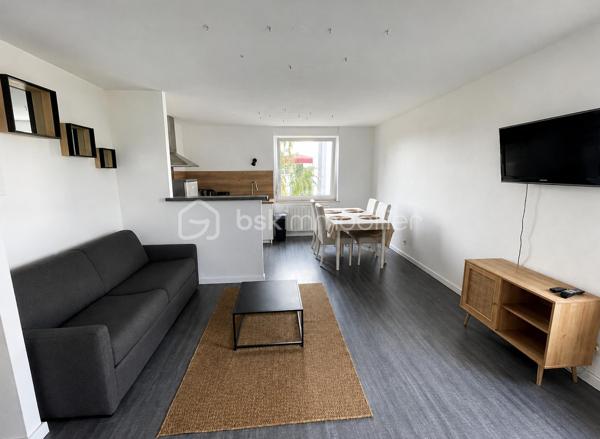 ✨ EXCLUSIVITÉ – SARREGUEMINES ✨

Venez découvrir, rue du Champ de Mars à Sarreguemines, cet agréable appartement F2 de 41,5 m², rénové en 2023.
Idéalement situé à proximité du centre-ville, il offre un cadre de vie pratique et confortable, aussi bien pour une résidence principale que pour un investissement locatif.

🏠 Caractéristiques principales :
Situé au 2ᵉ étage sans ascenseur d’une copropriété construite en 1988, il se compose de :
• Une pièce de vie lumineuse de 26,3 m² avec cuisine équipée ouverte
• Une chambre de 10,6 m²
• Une salle d’eau avec douche et WC
• Un Garage privatif de 14,3 m²
• Une Cave de 4,5 m²

🔥 Confort énergétique :
• Fenêtres PVC double vitrage récentes
• Radiateurs électriques récents
• Ballon d’eau chaude électrique de 2024

📍 Situation géographique :
• À Environ 12 minutes à pied du centre-ville et de ses commerces
• À Environ 5 minutes en voiture de la gare SNCF
• À Environ 20 minutes en voiture de Sarrebruck 🇩🇪

Un appartement fonctionnel et idéalement situé, à découvrir sans tarder !