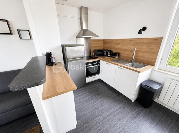 ✨ EXCLUSIVITÉ – SARREGUEMINES ✨

Venez découvrir, rue du Champ de Mars à Sarreguemines, cet agréable appartement F2 de 41,5 m², rénové en 2023.
Idéalement situé à proximité du centre-ville, il offre un cadre de vie pratique et confortable, aussi bien pour une résidence principale que pour un investissement locatif.

🏠 Caractéristiques principales :
Situé au 2ᵉ étage sans ascenseur d’une copropriété construite en 1988, il se compose de :
• Une pièce de vie lumineuse de 26,3 m² avec cuisine équipée ouverte
• Une chambre de 10,6 m²
• Une salle d’eau avec douche et WC
• Un Garage privatif de 14,3 m²
• Une Cave de 4,5 m²

🔥 Confort énergétique :
• Fenêtres PVC double vitrage récentes
• Radiateurs électriques récents
• Ballon d’eau chaude électrique de 2024

📍 Situation géographique :
• À Environ 12 minutes à pied du centre-ville et de ses commerces
• À Environ 5 minutes en voiture de la gare SNCF
• À Environ 20 minutes en voiture de Sarrebruck 🇩🇪

Un appartement fonctionnel et idéalement situé, à découvrir sans tarder !