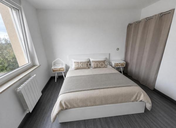 ✨ EXCLUSIVITÉ – SARREGUEMINES ✨

Venez découvrir, rue du Champ de Mars à Sarreguemines, cet agréable appartement F2 de 41,5 m², rénové en 2023.
Idéalement situé à proximité du centre-ville, il offre un cadre de vie pratique et confortable, aussi bien pour une résidence principale que pour un investissement locatif.

🏠 Caractéristiques principales :
Situé au 2ᵉ étage sans ascenseur d’une copropriété construite en 1988, il se compose de :
• Une pièce de vie lumineuse de 26,3 m² avec cuisine équipée ouverte
• Une chambre de 10,6 m²
• Une salle d’eau avec douche et WC
• Un Garage privatif de 14,3 m²
• Une Cave de 4,5 m²

🔥 Confort énergétique :
• Fenêtres PVC double vitrage récentes
• Radiateurs électriques récents
• Ballon d’eau chaude électrique de 2024

📍 Situation géographique :
• À Environ 12 minutes à pied du centre-ville et de ses commerces
• À Environ 5 minutes en voiture de la gare SNCF
• À Environ 20 minutes en voiture de Sarrebruck 🇩🇪

Un appartement fonctionnel et idéalement situé, à découvrir sans tarder !