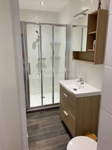 ✨ EXCLUSIVITÉ – SARREGUEMINES ✨

Venez découvrir, rue du Champ de Mars à Sarreguemines, cet agréable appartement F2 de 41,5 m², rénové en 2023.
Idéalement situé à proximité du centre-ville, il offre un cadre de vie pratique et confortable, aussi bien pour une résidence principale que pour un investissement locatif.

🏠 Caractéristiques principales :
Situé au 2ᵉ étage sans ascenseur d’une copropriété construite en 1988, il se compose de :
• Une pièce de vie lumineuse de 26,3 m² avec cuisine équipée ouverte
• Une chambre de 10,6 m²
• Une salle d’eau avec douche et WC
• Un Garage privatif de 14,3 m²
• Une Cave de 4,5 m²

🔥 Confort énergétique :
• Fenêtres PVC double vitrage récentes
• Radiateurs électriques récents
• Ballon d’eau chaude électrique de 2024

📍 Situation géographique :
• À Environ 12 minutes à pied du centre-ville et de ses commerces
• À Environ 5 minutes en voiture de la gare SNCF
• À Environ 20 minutes en voiture de Sarrebruck 🇩🇪

Un appartement fonctionnel et idéalement situé, à découvrir sans tarder !