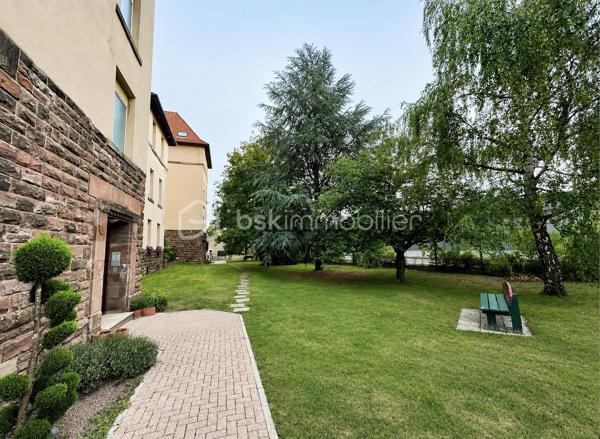 ✨ EXCLUSIVITÉ – SARREGUEMINES ✨

Venez découvrir, rue du Champ de Mars à Sarreguemines, cet agréable appartement F2 de 41,5 m², rénové en 2023.
Idéalement situé à proximité du centre-ville, il offre un cadre de vie pratique et confortable, aussi bien pour une résidence principale que pour un investissement locatif.

🏠 Caractéristiques principales :
Situé au 2ᵉ étage sans ascenseur d’une copropriété construite en 1988, il se compose de :
• Une pièce de vie lumineuse de 26,3 m² avec cuisine équipée ouverte
• Une chambre de 10,6 m²
• Une salle d’eau avec douche et WC
• Un Garage privatif de 14,3 m²
• Une Cave de 4,5 m²

🔥 Confort énergétique :
• Fenêtres PVC double vitrage récentes
• Radiateurs électriques récents
• Ballon d’eau chaude électrique de 2024

📍 Situation géographique :
• À Environ 12 minutes à pied du centre-ville et de ses commerces
• À Environ 5 minutes en voiture de la gare SNCF
• À Environ 20 minutes en voiture de Sarrebruck 🇩🇪

Un appartement fonctionnel et idéalement situé, à découvrir sans tarder !