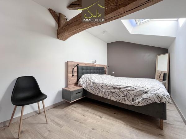 Jolie maison rénovée avec cour devant. Libre 1er novembre.