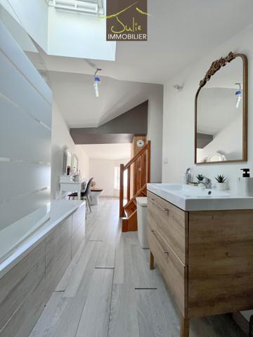 Jolie maison rénovée avec cour devant. Libre 1er novembre.