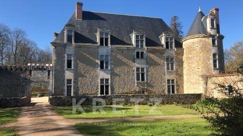 CHÂTEAU HISTORIQUE DU XVIᵉ SIÈCLE – 45 HECTARES – À 50 MINUTES DE LA ROCHELLE