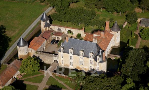CHÂTEAU HISTORIQUE DU XVIᵉ SIÈCLE – 45 HECTARES – À 50 MINUTES DE LA ROCHELLE
