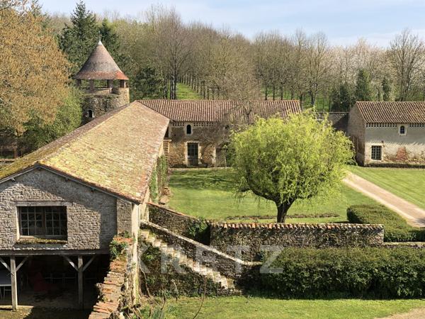 CHÂTEAU HISTORIQUE DU XVIᵉ SIÈCLE – 45 HECTARES – À 50 MINUTES DE LA ROCHELLE