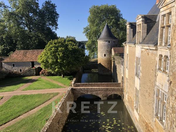 CHÂTEAU HISTORIQUE DU XVIᵉ SIÈCLE – 45 HECTARES – À 50 MINUTES DE LA ROCHELLE