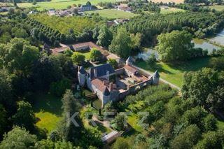CHÂTEAU HISTORIQUE DU XVIᵉ SIÈCLE – 45 HECTARES – À 50 MINUTES DE LA ROCHELLE