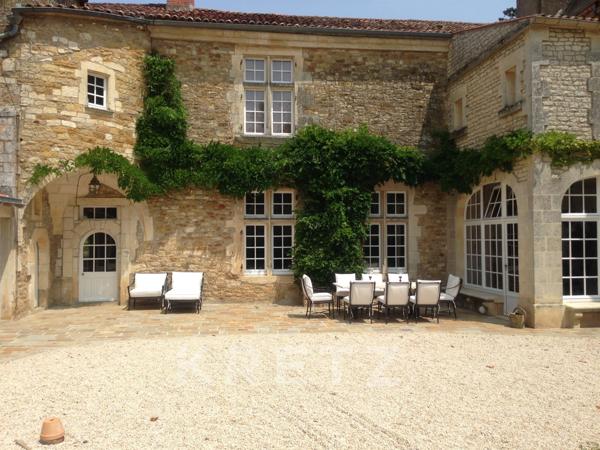CHÂTEAU HISTORIQUE DU XVIᵉ SIÈCLE – 45 HECTARES – À 50 MINUTES DE LA ROCHELLE
