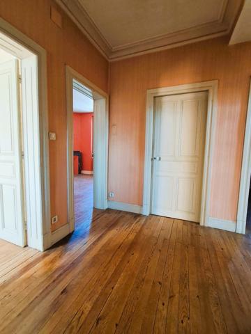 ALBI HYPERCENTRE- Belle Albigeoise des années 30 sur sous-sol complet avec un grand jardin et un grand garage