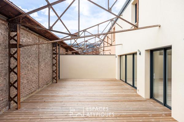 Loft contemporain avec terrasse et structure métallique