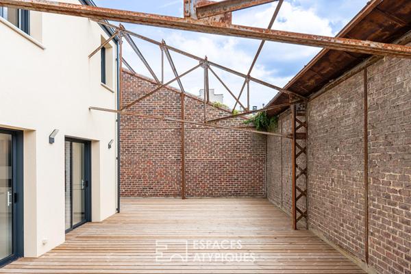 Loft contemporain avec terrasse et structure métallique