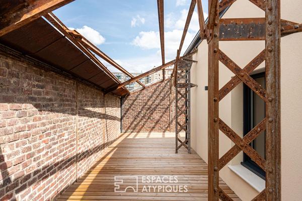 Loft contemporain avec terrasse et structure métallique
