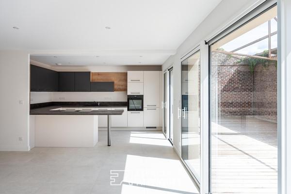 Loft contemporain avec terrasse et structure métallique