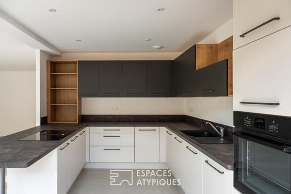 Loft contemporain avec terrasse et structure métallique