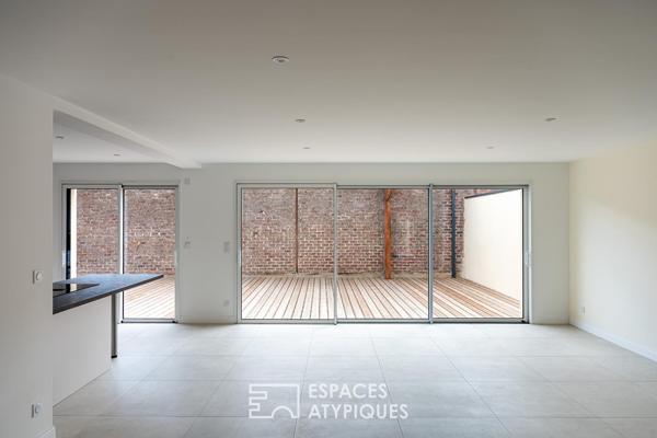 Loft contemporain avec terrasse et structure métallique