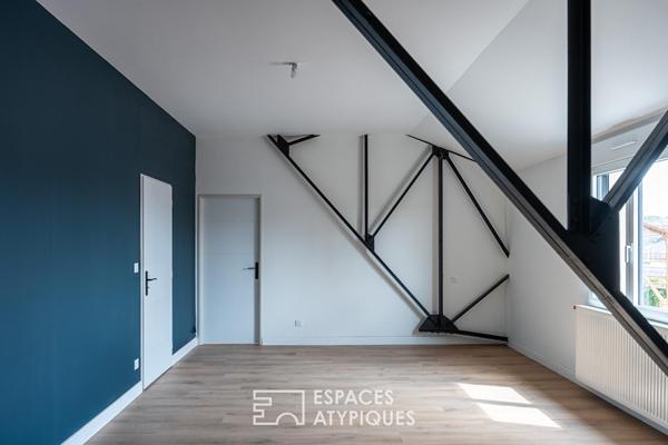 Loft contemporain avec terrasse et structure métallique