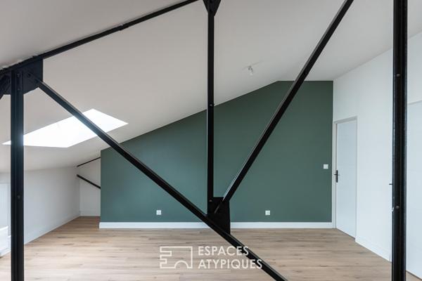 Loft contemporain avec terrasse et structure métallique