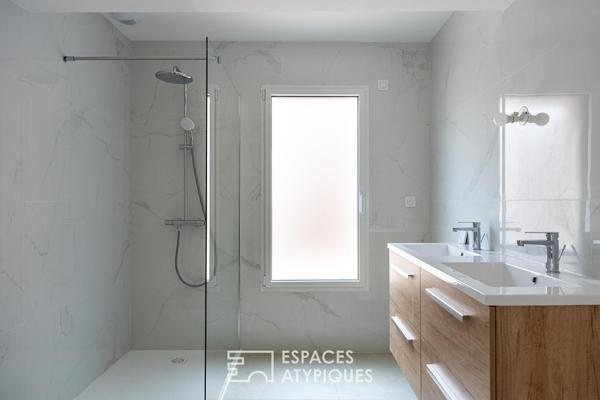 Loft contemporain avec terrasse et structure métallique