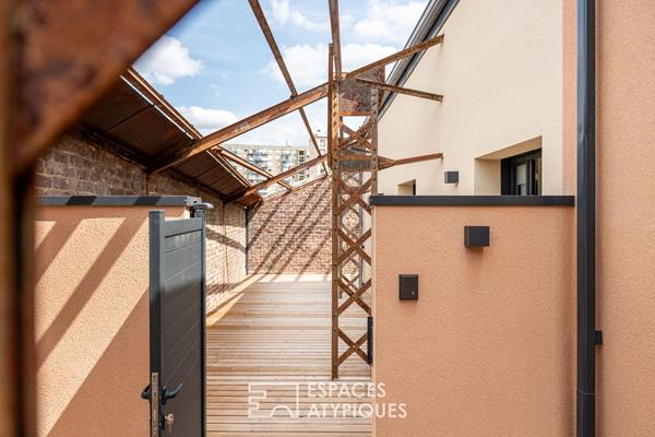 Loft contemporain avec terrasse et structure métallique