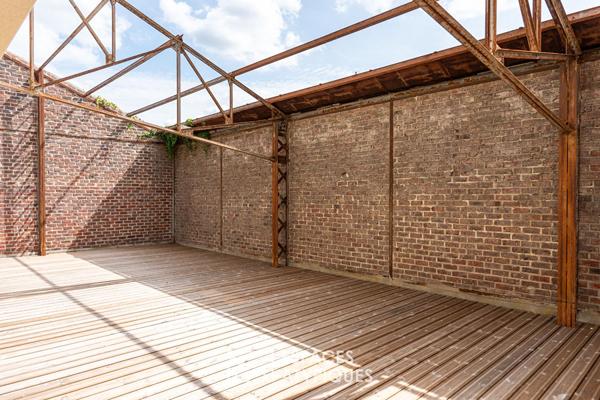 Loft contemporain avec terrasse et structure métallique
