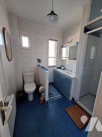 A vendre à 11 minutes à pied de la gare (troyes limite sainte savine). Dans petite copropriété ...