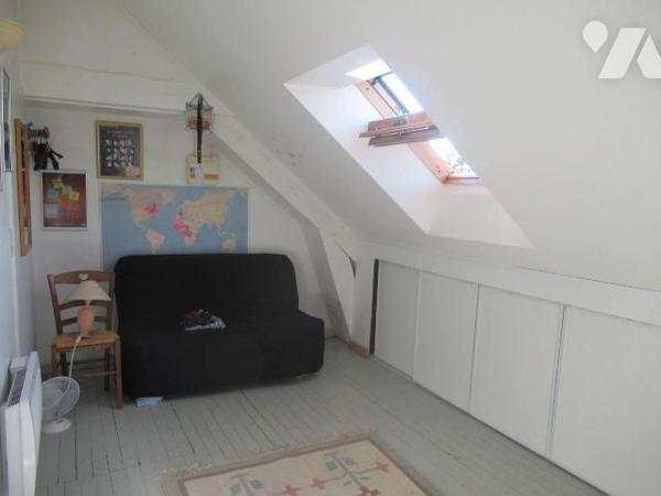 A vendre à 11 minutes à pied de la gare (troyes limite sainte savine). Dans petite copropriété ...