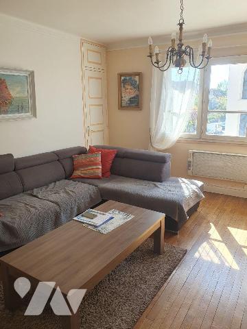 A vendre à 11 minutes à pied de la gare (troyes limite sainte savine). Dans petite copropriété ...