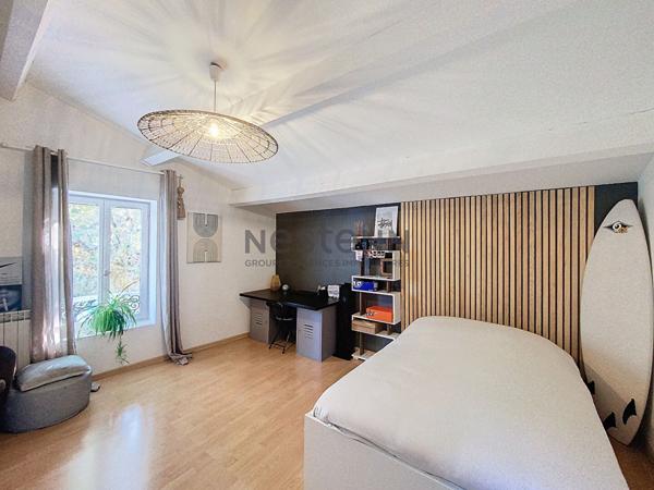 Ancienne bergerie rénovée de plus de 225 m2 sur terrain de plus de 1800m2, piscine