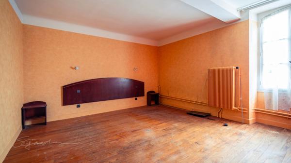 Ancien restaurant + logement à vendre DENGUIN (64)