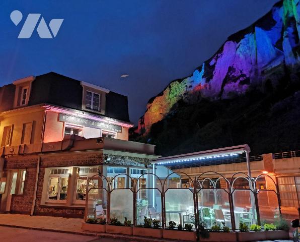 Fonds de commerce idéalement situé en bord de mer, composé d'une cuisine équipée, d'une salle a...