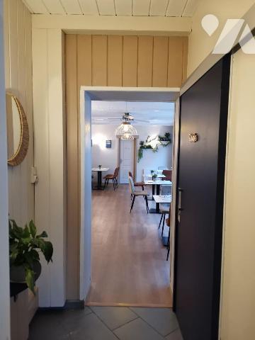 Fonds de commerce idéalement situé en bord de mer, composé d'une cuisine équipée, d'une salle a...