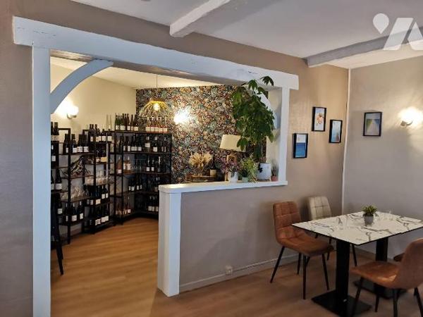 Fonds de commerce idéalement situé en bord de mer, composé d'une cuisine équipée, d'une salle a...