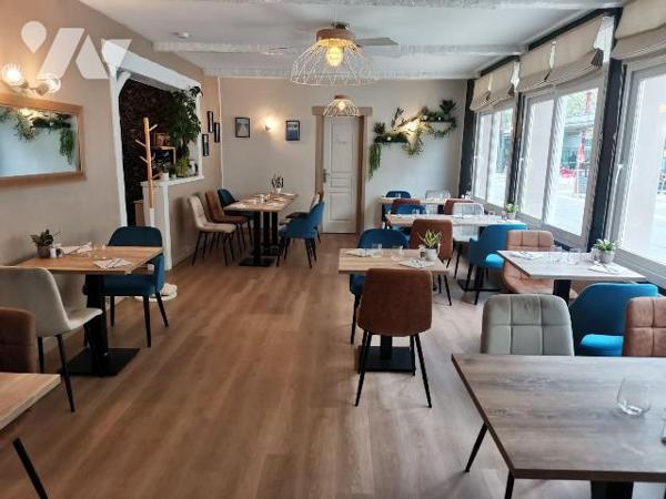 Fonds de commerce idéalement situé en bord de mer, composé d'une cuisine équipée, d'une salle a...