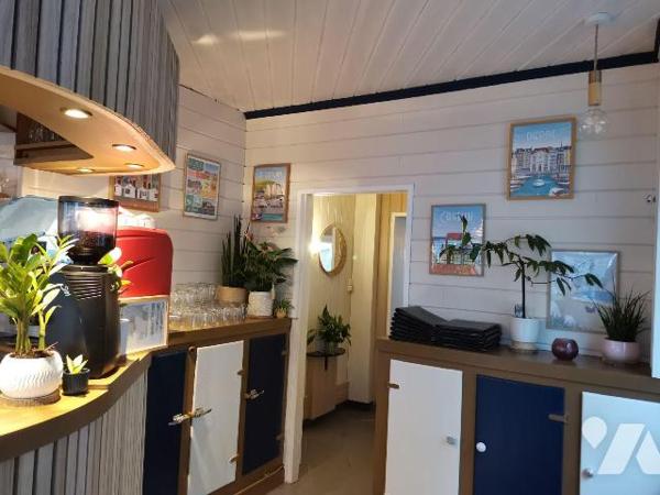 Fonds de commerce idéalement situé en bord de mer, composé d'une cuisine équipée, d'une salle a...