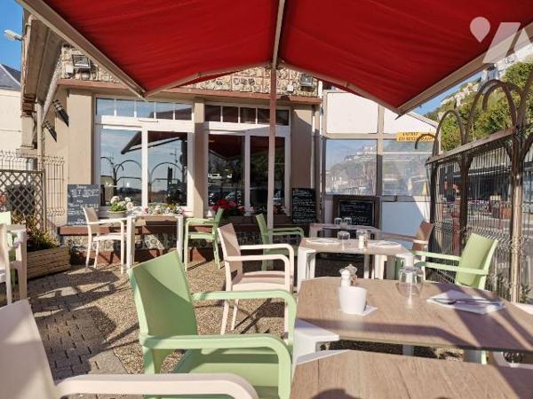 Fonds de commerce idéalement situé en bord de mer, composé d'une cuisine équipée, d'une salle a...