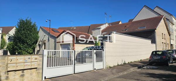 Maison mitoyenne avec jardinet et parking privatif