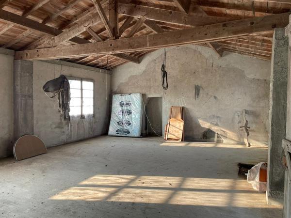 Longere 160m² sur 3300m2 avec travaux + dependances