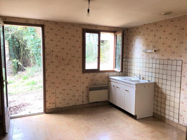 Au calme, maison à rénover avec dépendances