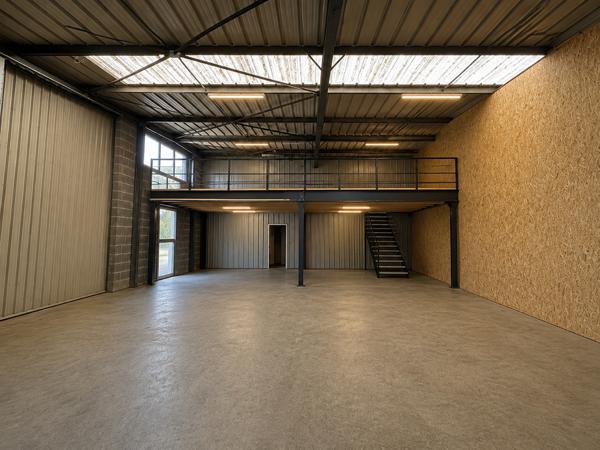 A LOUER : Local d'activité 195 m2 ou 160 m2 - NANTES OUEST