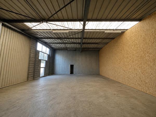 A LOUER : Local d'activité 195 m2 ou 160 m2 - NANTES OUEST