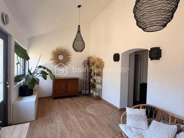Située à proximité du centre ville de Laval, cette maison a de nombreux atouts pour séduire ses futurs propriétaires. 
Nous commencerons la visite par une entrée lumineuse de 19m2 pouvant  aisément servir en partie de bureau. Elle dessert un palier distribuant au rez-de-chaussée, une première chambre de 10m2 et une suite parentale de 29m2 comprenant une chambre de 19m2 et une salle d'eau de 10m2. Nous poursuivrons avec l'étage  pour découvrir une salle d'eau de 5m2, une troisième chambre de 19m2 au sol et une quatrième chambre de 18m2 au sol. 
Et la pièce de vie me direz-vous ? Petite particularité pour cette maison et cela en fait tout son charme, la pièce de vie est en rez-de-jardin ! 
De l'entrée, il vous faudra descendre pour découvrir le salon-séjour de 28m2 qui donne accès direct à la terrasse et au jardin. 
En enfilade, nous poursuivrons la visite avec la cuisine aménagée et entièrement équipée de 18m2 et la buanderie de 8m2. WC à chaque étage de la maison. 
La parcelle fait plus de 630m2, elle est joliment arborée, entièrement close et sans aucun vis à vis ! Idéal pour profiter de la cuisine d'été et de la piscine hors-sol en toute tranquilité !
Le mode de chauffage de cette maison est un poêle à granulés avec en complément  un chauffage électrique. Un peitt poêle à bois a été installé au rez-de-chaussée pour agrément.
Toutes les menuiseries sont en double vitrage. 
Coté stockage, un garage attenant à la maison. 
Alors, un intérêt pour cette maison ? Appelez-moi !