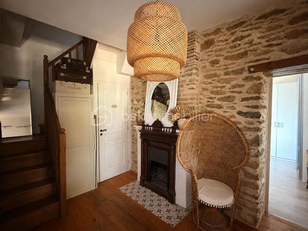 Située à proximité du centre ville de Laval, cette maison a de nombreux atouts pour séduire ses futurs propriétaires. 
Nous commencerons la visite par une entrée lumineuse de 19m2 pouvant  aisément servir en partie de bureau. Elle dessert un palier distribuant au rez-de-chaussée, une première chambre de 10m2 et une suite parentale de 29m2 comprenant une chambre de 19m2 et une salle d'eau de 10m2. Nous poursuivrons avec l'étage  pour découvrir une salle d'eau de 5m2, une troisième chambre de 19m2 au sol et une quatrième chambre de 18m2 au sol. 
Et la pièce de vie me direz-vous ? Petite particularité pour cette maison et cela en fait tout son charme, la pièce de vie est en rez-de-jardin ! 
De l'entrée, il vous faudra descendre pour découvrir le salon-séjour de 28m2 qui donne accès direct à la terrasse et au jardin. 
En enfilade, nous poursuivrons la visite avec la cuisine aménagée et entièrement équipée de 18m2 et la buanderie de 8m2. WC à chaque étage de la maison. 
La parcelle fait plus de 630m2, elle est joliment arborée, entièrement close et sans aucun vis à vis ! Idéal pour profiter de la cuisine d'été et de la piscine hors-sol en toute tranquilité !
Le mode de chauffage de cette maison est un poêle à granulés avec en complément  un chauffage électrique. Un peitt poêle à bois a été installé au rez-de-chaussée pour agrément.
Toutes les menuiseries sont en double vitrage. 
Coté stockage, un garage attenant à la maison. 
Alors, un intérêt pour cette maison ? Appelez-moi !