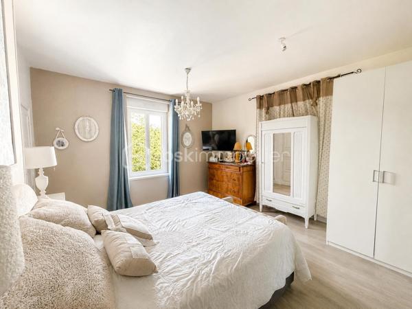 Située à proximité du centre ville de Laval, cette maison a de nombreux atouts pour séduire ses futurs propriétaires. 
Nous commencerons la visite par une entrée lumineuse de 19m2 pouvant  aisément servir en partie de bureau. Elle dessert un palier distribuant au rez-de-chaussée, une première chambre de 10m2 et une suite parentale de 29m2 comprenant une chambre de 19m2 et une salle d'eau de 10m2. Nous poursuivrons avec l'étage  pour découvrir une salle d'eau de 5m2, une troisième chambre de 19m2 au sol et une quatrième chambre de 18m2 au sol. 
Et la pièce de vie me direz-vous ? Petite particularité pour cette maison et cela en fait tout son charme, la pièce de vie est en rez-de-jardin ! 
De l'entrée, il vous faudra descendre pour découvrir le salon-séjour de 28m2 qui donne accès direct à la terrasse et au jardin. 
En enfilade, nous poursuivrons la visite avec la cuisine aménagée et entièrement équipée de 18m2 et la buanderie de 8m2. WC à chaque étage de la maison. 
La parcelle fait plus de 630m2, elle est joliment arborée, entièrement close et sans aucun vis à vis ! Idéal pour profiter de la cuisine d'été et de la piscine hors-sol en toute tranquilité !
Le mode de chauffage de cette maison est un poêle à granulés avec en complément  un chauffage électrique. Un peitt poêle à bois a été installé au rez-de-chaussée pour agrément.
Toutes les menuiseries sont en double vitrage. 
Coté stockage, un garage attenant à la maison. 
Alors, un intérêt pour cette maison ? Appelez-moi !