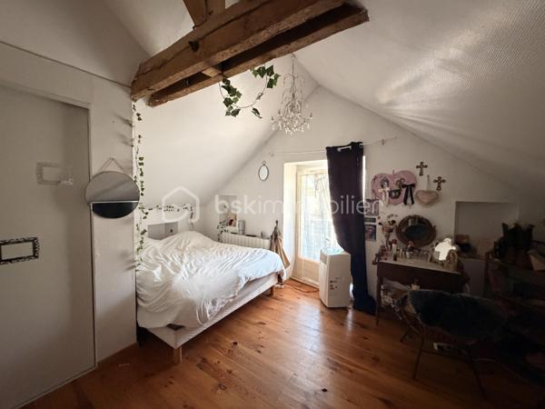 Située à proximité du centre ville de Laval, cette maison a de nombreux atouts pour séduire ses futurs propriétaires. 
Nous commencerons la visite par une entrée lumineuse de 19m2 pouvant  aisément servir en partie de bureau. Elle dessert un palier distribuant au rez-de-chaussée, une première chambre de 10m2 et une suite parentale de 29m2 comprenant une chambre de 19m2 et une salle d'eau de 10m2. Nous poursuivrons avec l'étage  pour découvrir une salle d'eau de 5m2, une troisième chambre de 19m2 au sol et une quatrième chambre de 18m2 au sol. 
Et la pièce de vie me direz-vous ? Petite particularité pour cette maison et cela en fait tout son charme, la pièce de vie est en rez-de-jardin ! 
De l'entrée, il vous faudra descendre pour découvrir le salon-séjour de 28m2 qui donne accès direct à la terrasse et au jardin. 
En enfilade, nous poursuivrons la visite avec la cuisine aménagée et entièrement équipée de 18m2 et la buanderie de 8m2. WC à chaque étage de la maison. 
La parcelle fait plus de 630m2, elle est joliment arborée, entièrement close et sans aucun vis à vis ! Idéal pour profiter de la cuisine d'été et de la piscine hors-sol en toute tranquilité !
Le mode de chauffage de cette maison est un poêle à granulés avec en complément  un chauffage électrique. Un peitt poêle à bois a été installé au rez-de-chaussée pour agrément.
Toutes les menuiseries sont en double vitrage. 
Coté stockage, un garage attenant à la maison. 
Alors, un intérêt pour cette maison ? Appelez-moi !